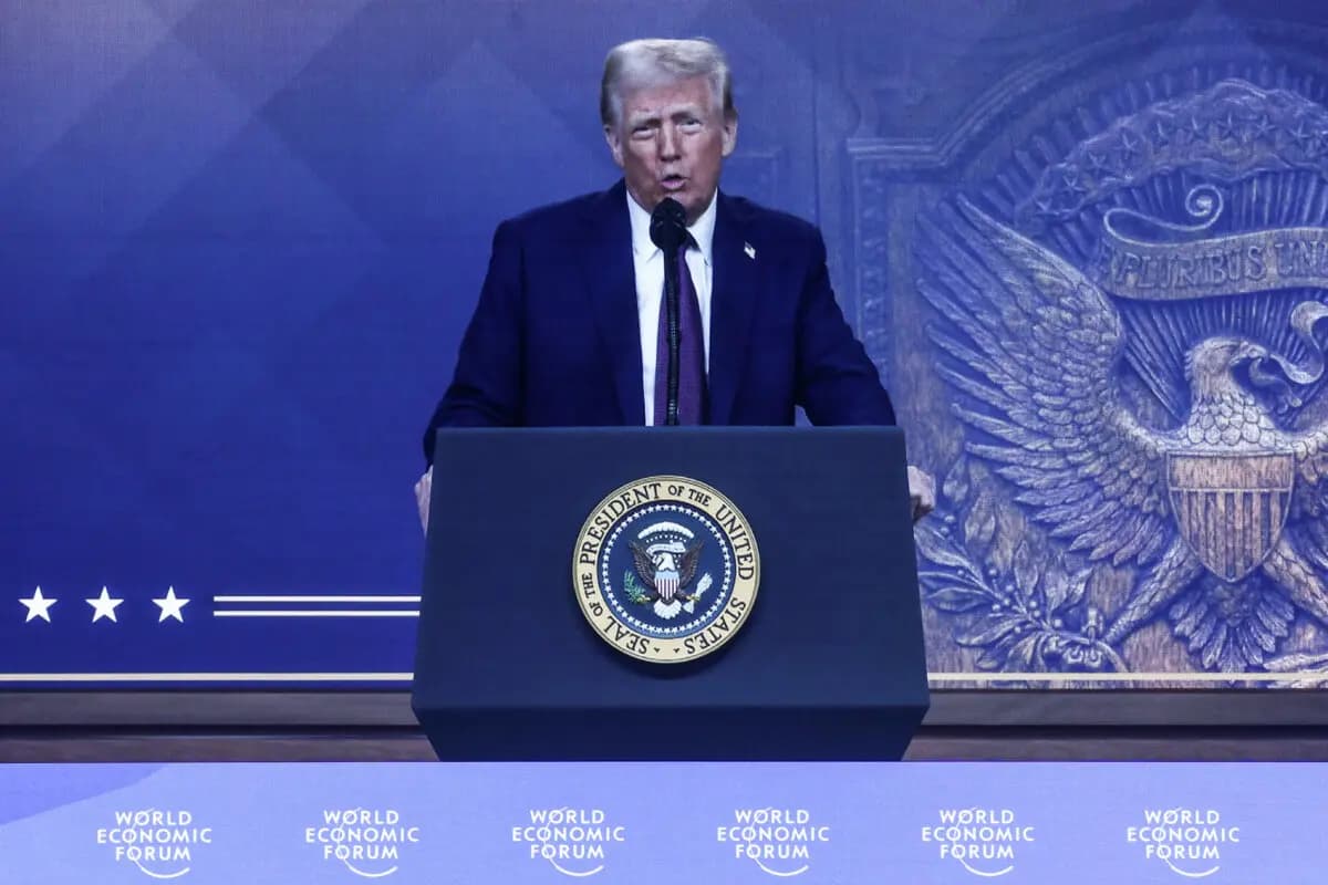 El presidente de Estados Unidos, Donald Trump, pronuncia un discurso especial de forma remota durante la 55.ª reunión anual del Foro Económico Mundial (FEM) en Davos, Suiza, el 23 de enero de 2025. (Yves Herman/Reuters)