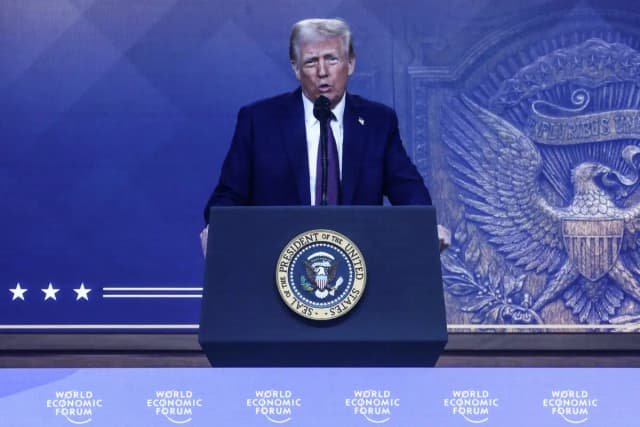 El presidente de Estados Unidos, Donald Trump, pronuncia un discurso especial de forma remota durante la 55.ª reunión anual del Foro Económico Mundial (FEM) en Davos, Suiza, el 23 de enero de 2025. (Yves Herman/Reuters)