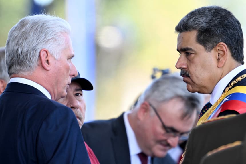 El presidente de Venezuela, Nicolás Maduro (izq.), platica con el presidente de Nicaragua, Daniel Ortega (2º izq.), y el presidente de Cuba, Miguel Díaz-Canel, durante una ceremonia en la base militar Fuerte Tiuna en el marco de la toma de posesión presidencial en Caracas, el 10 de enero de 2025.(JUAN BARRETO/AFP via Getty Images)