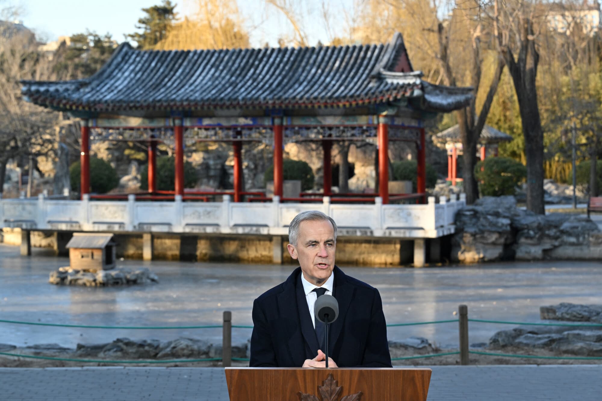El primer ministro de Canadá, Mark Carney, habla durante una rueda de prensa en el parque Ritan de Beijing el 16 de enero de 2026. (Foto de Adek BERRY / AFP a través de Getty Images).
