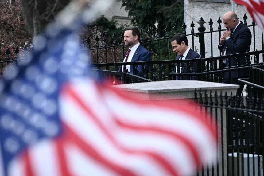 El vicepresidente estadounidense JD Vance y el secretario de Estado Marco Rubio salen del Edificio Ejecutivo Eisenhower, en el recinto de la Casa Blanca, tras una reunión con el ministro de Asuntos Exteriores danés, Lars Lokke Rasmussen, y la ministra de Asuntos Exteriores de Groenlandia, Vivian Motzfeldt, en Washington D. C., el 14 de enero de 2026. (Brendan SMIALOWSKI / AFP via Getty Images)