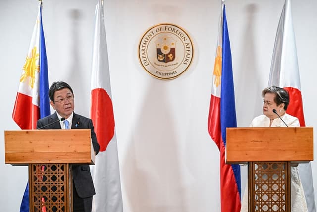 El ministro de Asuntos Exteriores de Japón, Toshimitsu Motegi (izq.), y la ministra de Asuntos Exteriores de Filipinas, Theresa Lazaro, ofrecen una conferencia de prensa conjunta en Pasay, Metro Manila, el 15 de enero de 2026. (Jam STA ROSA/AFP vía Getty Images)