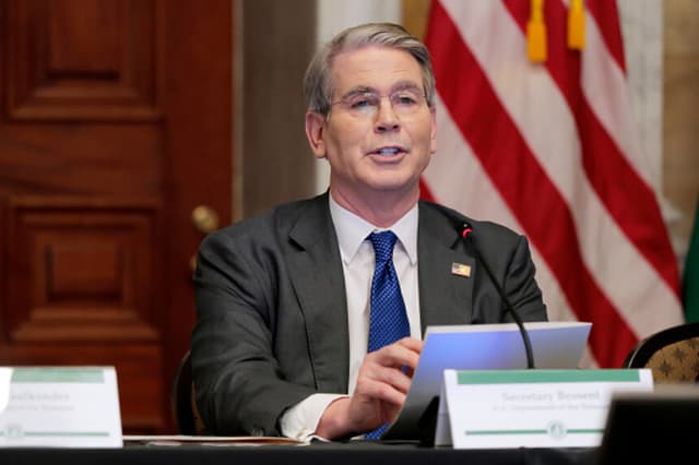 El secretario del Tesoro de los Estados Unidos, Scott Bessent, pronuncia unas palabras durante una mesa redonda celebrada en el Departamento del Tesoro de los Estados Unidos el 29 de mayo de 2025 en Washington, DC. (Foto de Anna Moneymaker/Getty Images).