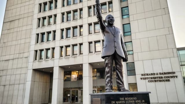 Madre testifica que consintió cirugía transgénero de su hija por temor a que se quitara la vida