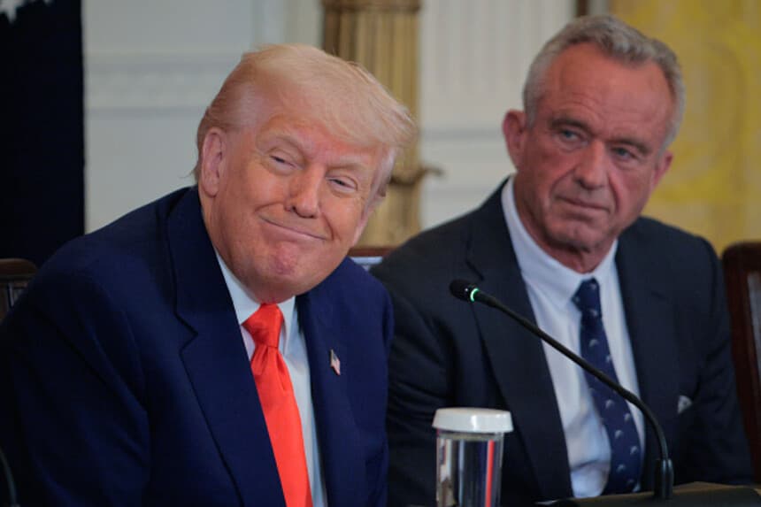 El presidente Donald Trump y el secretario de Salud y Servicios Humanos, Robert F. Kennedy Jr., asisten a un evento en el que se presenta un nuevo informe de la Comisión Make America Healthy Again en el Salón Este de la Casa Blanca el 22 de mayo de 2025 en Washington, D.C. (Chip Somodevilla/Getty Images).