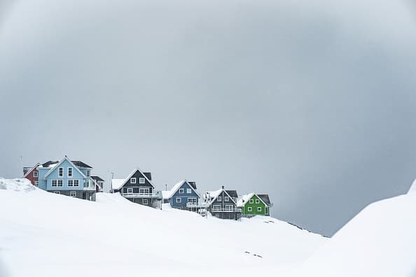 Casas tradicionales de madera en Nuuk, Groenlandia, el 2 de abril de 2021, pocos días antes de las elecciones legislativas. El territorio autónomo danés de Groenlandia. (Photo by EMIL HELMS/Ritzau Scanpix/AFP via Getty Images).