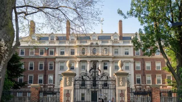 Estados demandan al DOE para impugnar política que exige a universidades recopilar datos de raza