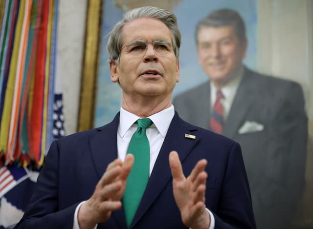 El secretario del Tesoro de EE. UU., Scott Bessent, habla en el Despacho Oval de la Casa Blanca, donde el presidente Donald Trump firmó una orden ejecutiva el 11 de diciembre de 2025 en Washington, DC. (Alex Wong/Getty Images)