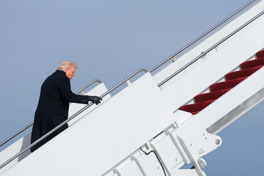 El presidente de Estados Unidos, Donald Trump, sube al Air Force One en la Base Conjunta Andrews, Maryland, el 16 de enero de 2026. (Anna Moneymaker/Getty Images)