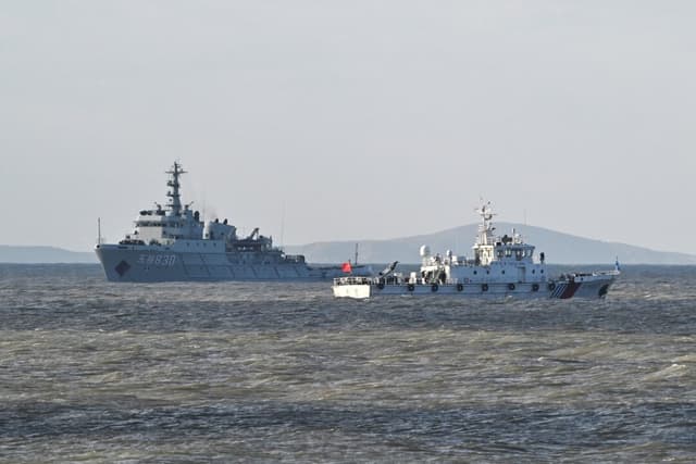 Barcos chinos patrullan mientras el Ejército Popular de Liberación realiza maniobras militares en la isla de Pingtan, en la provincia de Fujian, al este de China, el punto más cercano a Taiwán, el 30 de diciembre de 2025. (Adek Berry/AFP a través de Getty Images)
