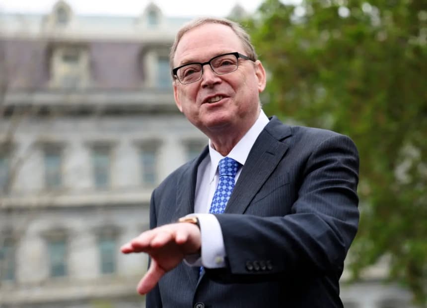 El director del Consejo Económico Nacional, Kevin Hassett, habla con los periodistas en la Casa Blanca, en Washington, el 14 de abril de 2025. (Reuters/Kevin Lamarque/Foto de archivo)