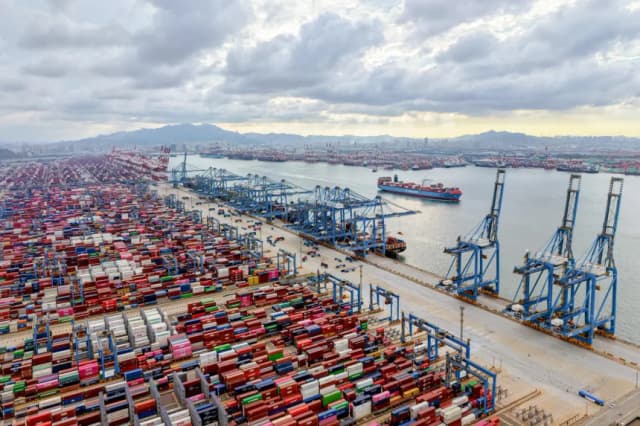 Contenedores de carga en el puerto de Qingdao, en la provincia oriental china de Shandong, el 12 de agosto de 2025. China y los Estados Unidos retrasaron el aumento de aranceles sobre las importaciones mutuas por 90 días, horas antes de que expirara una tregua comercial entre las dos economías más grandes del mundo el 12 de agosto. (STR/AFP vía Getty Images)