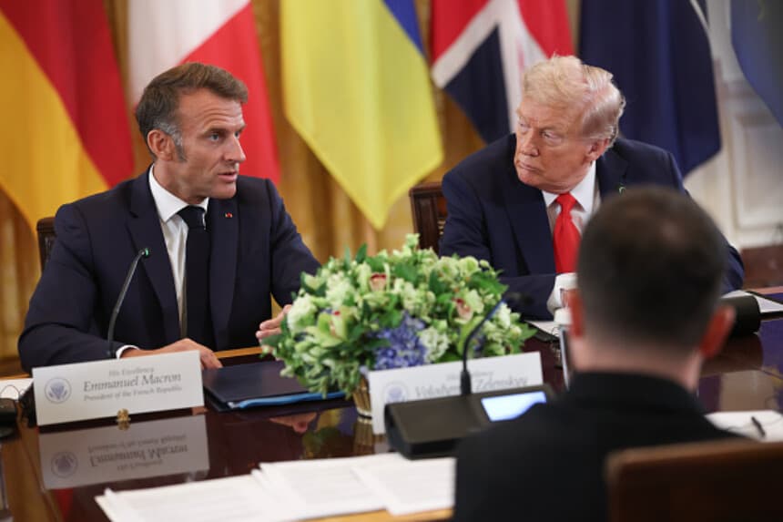 El presidente de los Estados Unidos, Donald Trump, celebra una reunión con el presidente ucraniano, Volodymyr Zelensky, y líderes europeos, entre ellos el presidente francés, Emmanuel Macron (izquierda), en la Casa Blanca el 18 de agosto de 2025 en Washington, D.C. El presidente Trump recibió al presidente Zelensky en la Casa Blanca para celebrar una reunión bilateral y una reunión ampliada con líderes europeos con el fin de debatir un acuerdo de paz entre Rusia y Ucrania. (Foto de Win McNamee/Getty Images).
