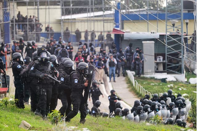 Agentes de la policía antidisturbios guatemalteca vigilan la entrada del Centro de Detención Preventiva para hombres en la ciudad de Guatemala el 18 de enero de 2026. (Edwin BERCIAN / AFP a través de Getty Images)