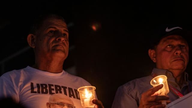 Personas sostienen velas durante una jornada de oración este 16 de enero de 2026, en Maracaibo, Venezuela. (EFE/ Henry Chirinos)
