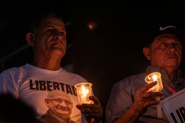 Personas sostienen velas durante una jornada de oración este 16 de enero de 2026, en Maracaibo, Venezuela. (EFE/ Henry Chirinos)
