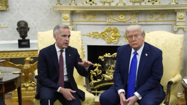 El primer ministro Mark Carney y el presidente de Estados Unidos, Donald Trump, celebran una conferencia de prensa en la Casa Blanca, en Washington, D.C., el 7 de octubre de 2025. (The Canadian Press/Adrian Wyld)