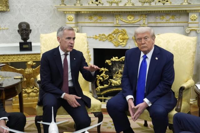 El primer ministro Mark Carney y el presidente de Estados Unidos, Donald Trump, celebran una conferencia de prensa en la Casa Blanca, en Washington, D.C., el 7 de octubre de 2025. (The Canadian Press/Adrian Wyld)