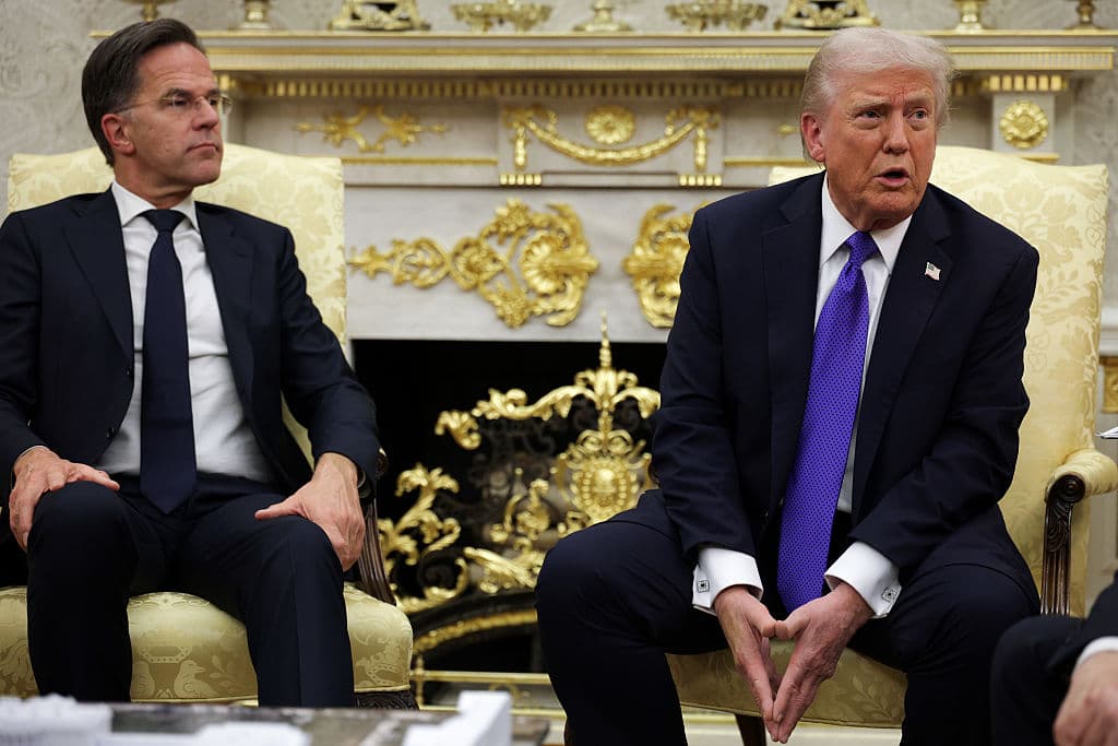 El presidente de los Estados Unidos, Donald Trump (derecha), habla con los periodistas durante una reunión con el secretario general de la OTAN, Mark Rutte, en el Despacho Oval de la Casa Blanca el 22 de octubre de 2025 en Washington, DC. (Alex Wong/Getty Images)