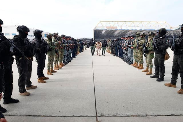 Fotografía cedida por la Secretaria de Seguridad y Protección Ciudadana, que muestra el operativo del traslado de 37 presos desde la Ciudad de México, México. (EFE/Secretaria de Seguridad y Protección Ciudadana)