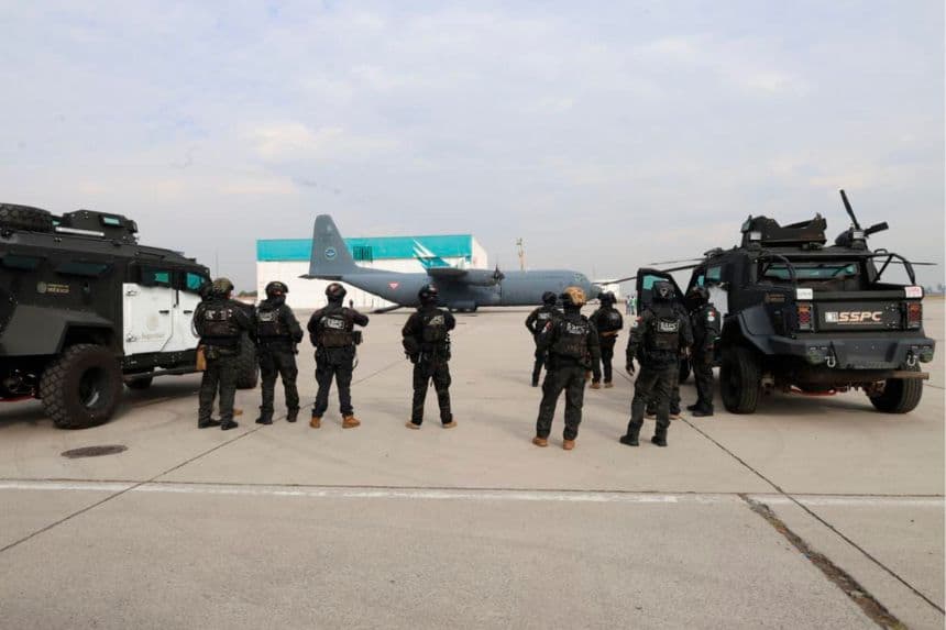 <em>Fotografía cedida por la Secretaria de Seguridad y Protección Ciudadana, que muestra el operativo del traslado de 37 presos desde la Ciudad de México, México. (EFE/Secretaria de Seguridad y Protección Ciudadana)</em>
