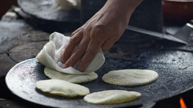 California fortificará las tortillas, ¿ayudará esto a las madres latinas?