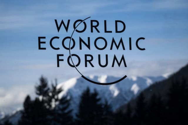 Un cartel del Foro Económico Mundial (FEM) con montañas de fondo se ve durante la reunión anual del FEM en el complejo alpino de Davos el 20 de enero de 2025. (Fabrice Coffrini/AFP vía Getty Images)