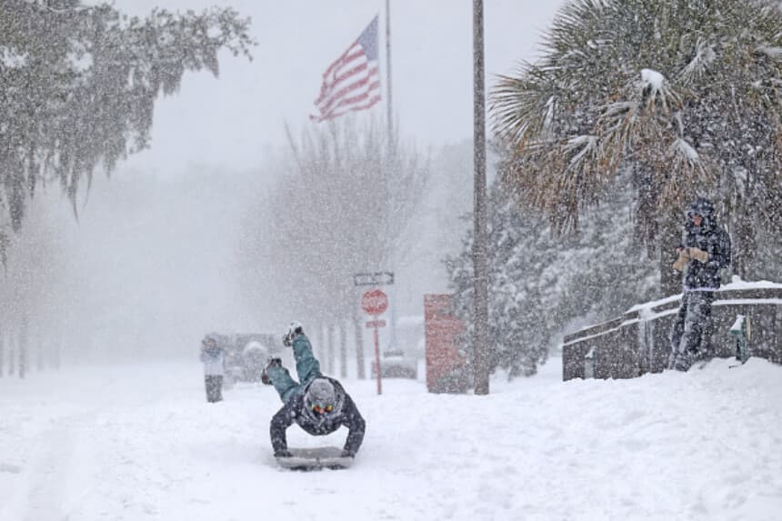Nathaniel Seipel se desliza en trineo mientras su amigo Julian Zachari (derecha) lo observa en City Park durante una tormenta de nieve el 21 de enero de 2025 en Nueva Orleans, Luisiana. Una tormenta invernal trajo una inusual nevada a la ciudad, lo que provocó el cierre de escuelas y negocios y atrajo a los lugareños, muchos de los cuales nunca habían visto la nieve antes. (Foto de Michael DeMocker/Getty Images).