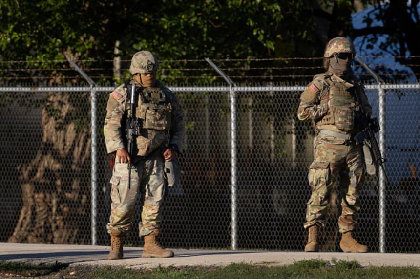 Miembros de la Guardia Nacional de Texas montan guardia en unas instalaciones de entrenamiento de la reserva del ejército el 7 de octubre de 2025 en Elwood, Illinois. (Foto de Scott Olson/Getty Images).