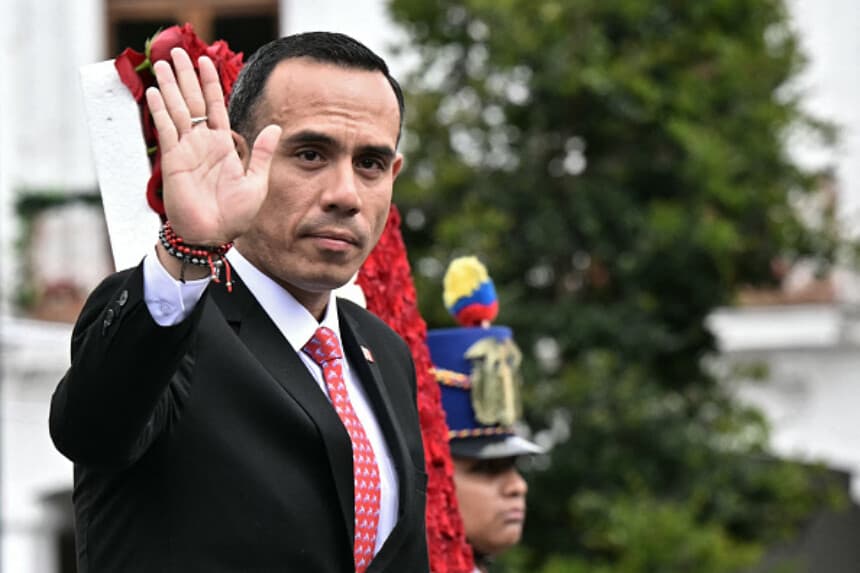 El presidente de Perú, José Jeri, saluda tras depositar una ofrenda floral en el Monumento a la Independencia de la Plaza Grande de Quito, el 12 de diciembre de 2025, durante una visita para reforzar la cooperación entre ambos países. (Foto de Rodrigo BUENDIA / AFP vía Getty Images).