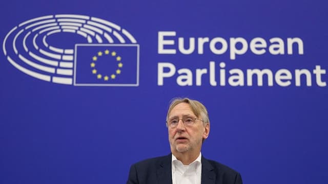 El eurodiputado alemán, miembro del grupo S&D y presidente de la Comisión de Comercio Internacional, Bernd Lange, ofrece una conferencia de prensa sobre las negociaciones comerciales entre la UE y EE. UU. en el Parlamento Europeo, en Estrasburgo, el 9 de julio de 2025. (JEAN-CHRISTOPHE VERHAEGEN/AFP a través de Getty Images)
