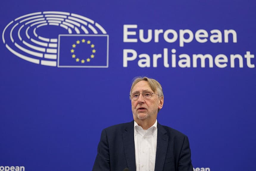 El eurodiputado alemán, miembro del grupo S&D y presidente de la Comisión de Comercio Internacional, Bernd Lange, ofrece una conferencia de prensa sobre las negociaciones comerciales entre la UE y EE. UU. en el Parlamento Europeo, en Estrasburgo, el 9 de julio de 2025. (JEAN-CHRISTOPHE VERHAEGEN/AFP a través de Getty Images)
