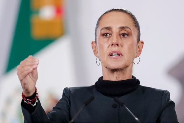 La presidenta de México, Claudia Sheinbaum, habla en una rueda de prensa este miércoles, en el Palacio Nacional en Ciudad de México, México. EFE/ Isaac Esquivel