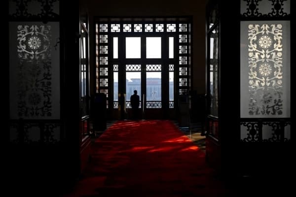 Un guardia de seguridad vigila durante la sesión inaugural de la legislatura china, el Congreso Nacional del Pueblo, en el Gran Salón del Pueblo en Beijing, el 5 de marzo de 2025. (Wang Zhao/AFP/Getty Images)
