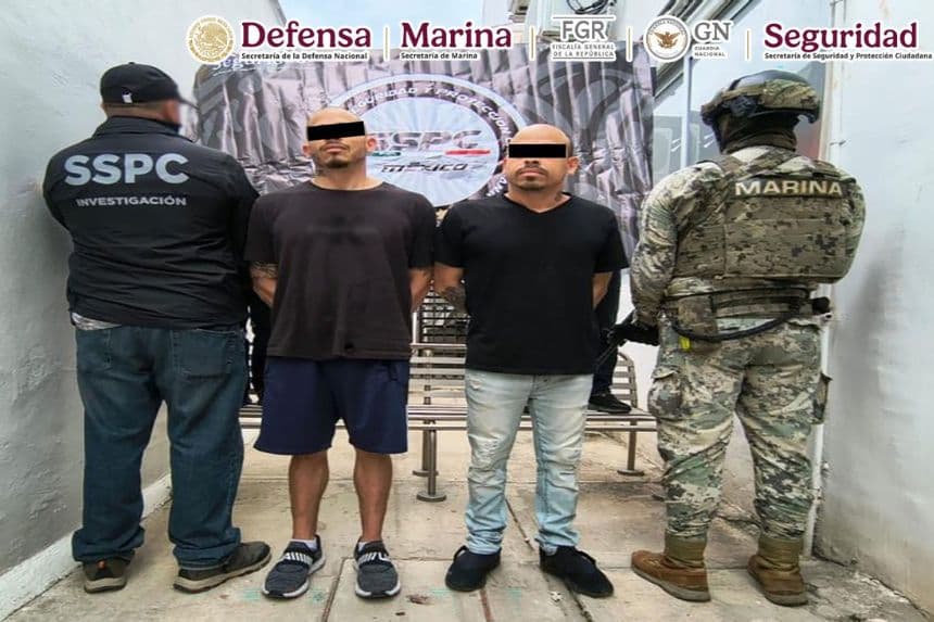 Los dos detenidos, Joshua 'N' y Raymond 'N', de 40 y 43 años, respectivamente. (Cortesía: Gabinete de Seguridad de México)