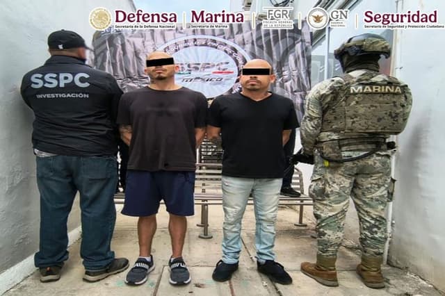 Los dos detenidos, Joshua 'N' y Raymond 'N', de 40 y 43 años, respectivamente. (Cortesía: Gabinete de Seguridad de México)