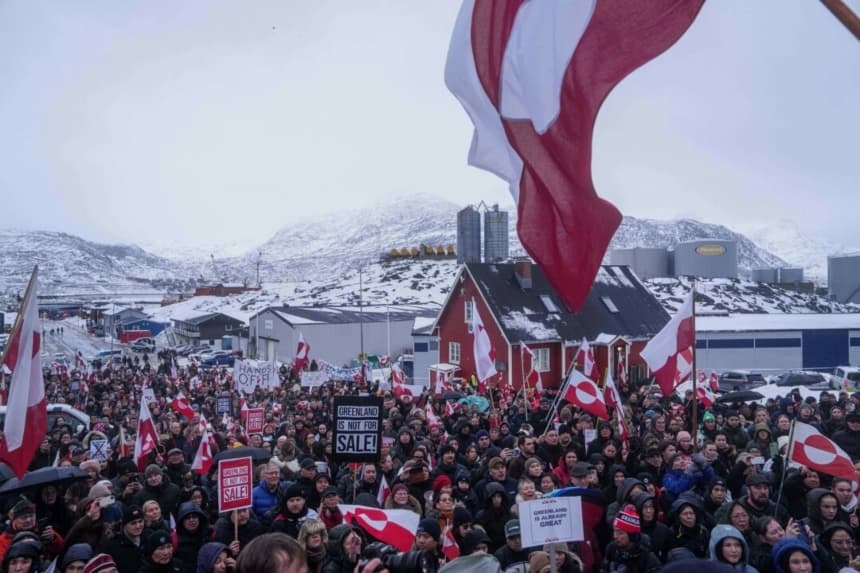 La gente protesta contra el objetivo del presidente Donald Trump de adquirir Groenlandia frente al consulado estadounidense en Nuuk, Groenlandia, el 17 de enero de 2026. (Evgeniy Maloletka/AP Photo)