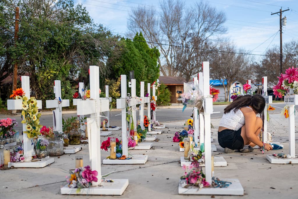 Niños rinden homenaje en un memorial dedicado a los 19 niños y dos adultos asesinados el 24 de mayo de 2022 durante el tiroteo masivo en la escuela primaria Robb, el 5 de enero de 2026 en Uvalde, Texas. (Foto de Brandon Bell/Getty Images)