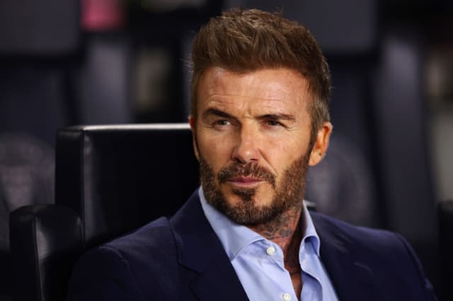 David Beckham, copropietario del Inter Miami CF, observa antes del partido de vuelta de cuartos de final de la Copa de Campeones de la CONCACAF 2025 entre el Inter Miami CF y el Los Angeles Football Club en el Chase Stadium el 9 de abril de 2025 en Fort Lauderdale, Florida. (Foto de Megan Briggs/Getty Images).
