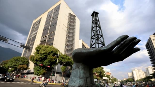 Escultura de una mano que sostiene una plataforma petrolera afuera de la empresa estatal Petróleos de Venezuela, en Caracas, el 26 de febrero de 2025. (Pedro Mattey/AFP vía Getty Images)