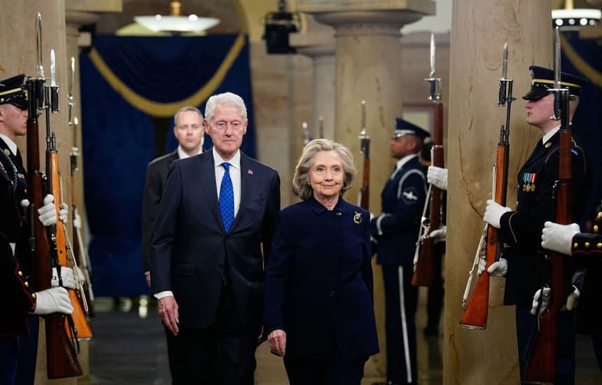 El expresidente Bill Clinton y la exsecretaria de Estado Hillary Clinton llegan antes de la 60.ª ceremonia de investidura, el 20 de enero de 2025, al Capitolio de Estados Unidos en Washington, D.C. (MELINA MARA/POOL/AFP a través de Getty Images)

