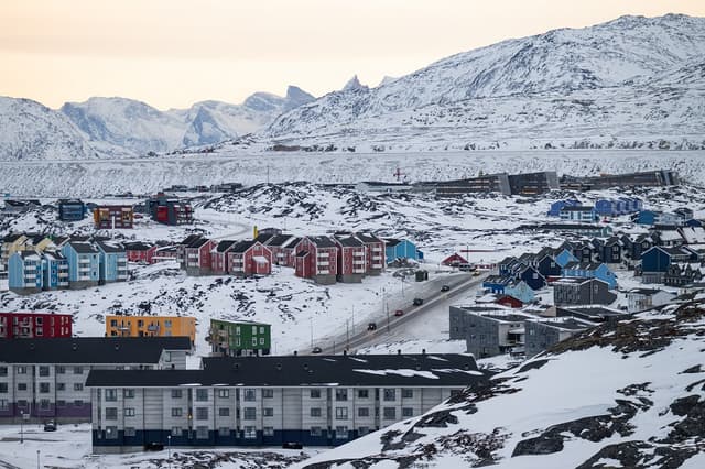 Una vista general muestra edificios residenciales y una carretera principal en Nuuk, Groenlandia, durante las primeras horas de la mañana del 22 de enero de 2026. (Jonathan NACKSTRAND / AFP a través de Getty Images)
