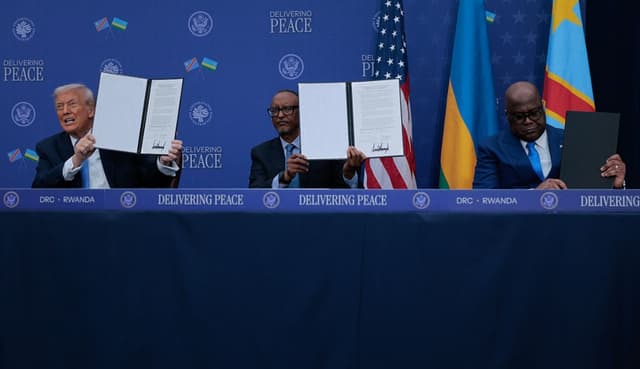 El presidente de Estados Unidos, Donald Trump, recibe al presidente de Ruanda, Paul Kagame (centro), y al presidente de la República Democrática del Congo, Felix Tshisekedi (derecha), en el Instituto Donald J. Trump para la Paz, en Washington, D.C., el 4 de diciembre de 2025. (Chip Somodevilla/Getty Images)