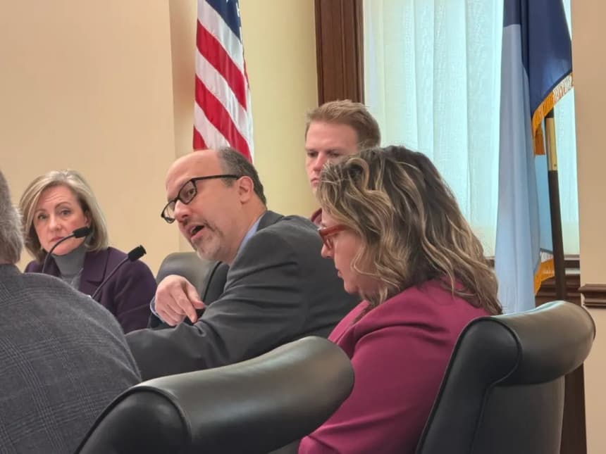 El representante estatal Dave Pinto habla en una reunión del Comité de Prevención del Fraude y Política de Supervisión de las Agencias Estatales en St. Paul, Minnesota, el 21 de enero de 2026. (Janice Hisle/The Epoch Times)