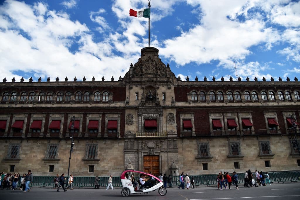 Vista del Palacio Nacional en la capital de México, Ciudad de México. (El crédito de la foto debe ser RODRIGO ARANGUA/AFP vía Getty Images)