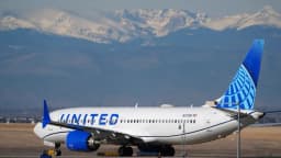 United Airlines dice que los precios de boletos podrían subir 20 % por aumento del combustible