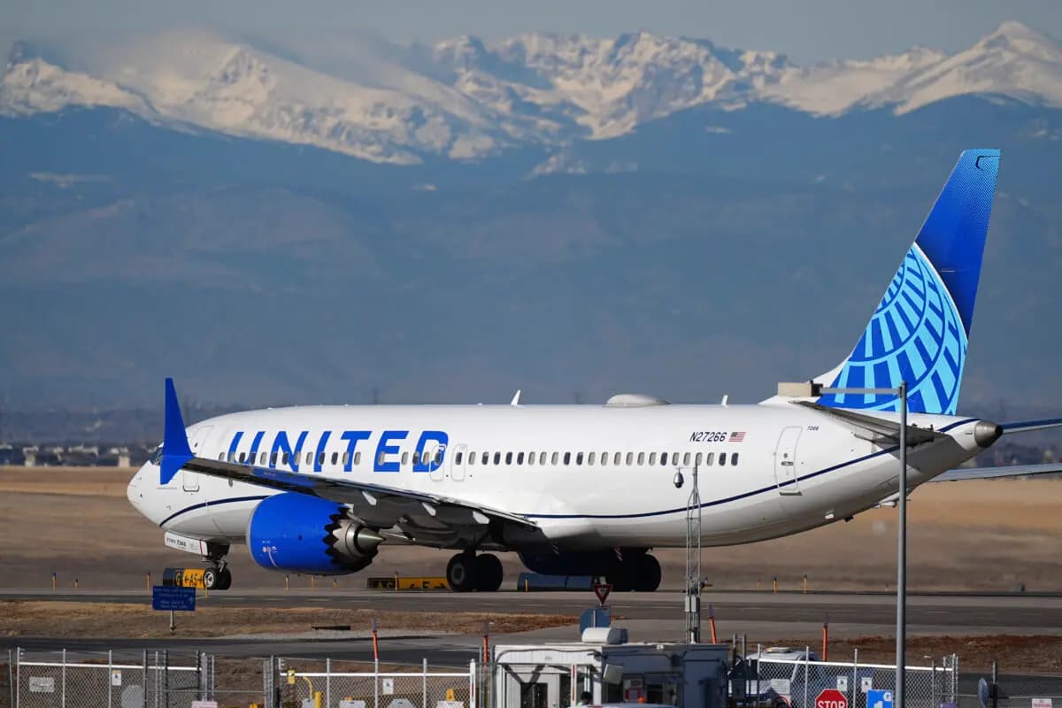Un avión de United Airlines rueda por la pista para despegar del Aeropuerto Internacional de Denver, el 24 de diciembre de 2024. (David Zalubowski/AP Photo)