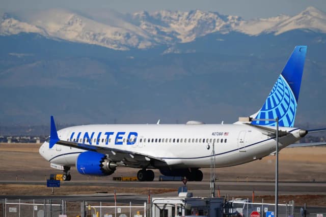 Un avión de United Airlines rueda por la pista para despegar del Aeropuerto Internacional de Denver, el 24 de diciembre de 2024. (David Zalubowski/AP Photo)