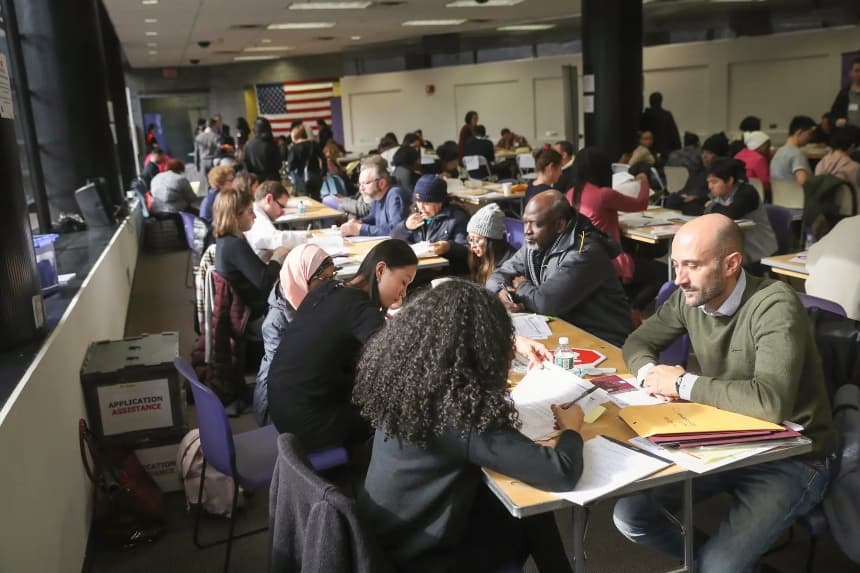 Inmigrantes reciben ayuda con sus solicitudes de ciudadanía estadounidense en un evento celebrado en la ciudad de Nueva York, el 3 de febrero de 2018. En noviembre de 2025, el Departamento de Seguridad Nacional propuso derogar una norma de 2022 sobre carga pública que impedía a los funcionarios tener en cuenta el uso de prestaciones públicas por parte de los solicitantes de la tarjeta verde, como cupones de alimentos (SNAP), el Programa de Seguro Médico para Niños, Medicaid o ayudas para la vivienda. (John Moore/Getty Images)