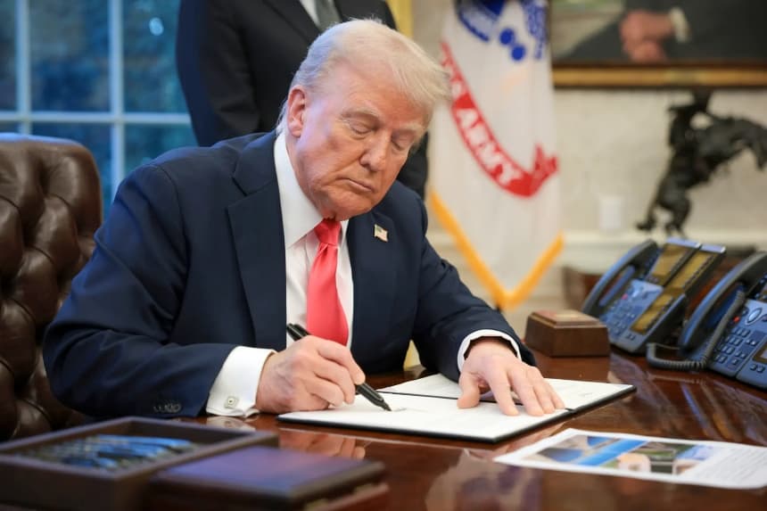 El presidente Donald Trump firma una orden ejecutiva en el Despacho Oval el 25 de febrero de 2025. La orden de Trump, titulada "Fin de la subvención a las fronteras abiertas por parte de los contribuyentes", tiene por objeto evitar que los fondos de los contribuyentes se utilicen de forma que fomenten la inmigración ilegal. (Alex Wong/Getty Images)